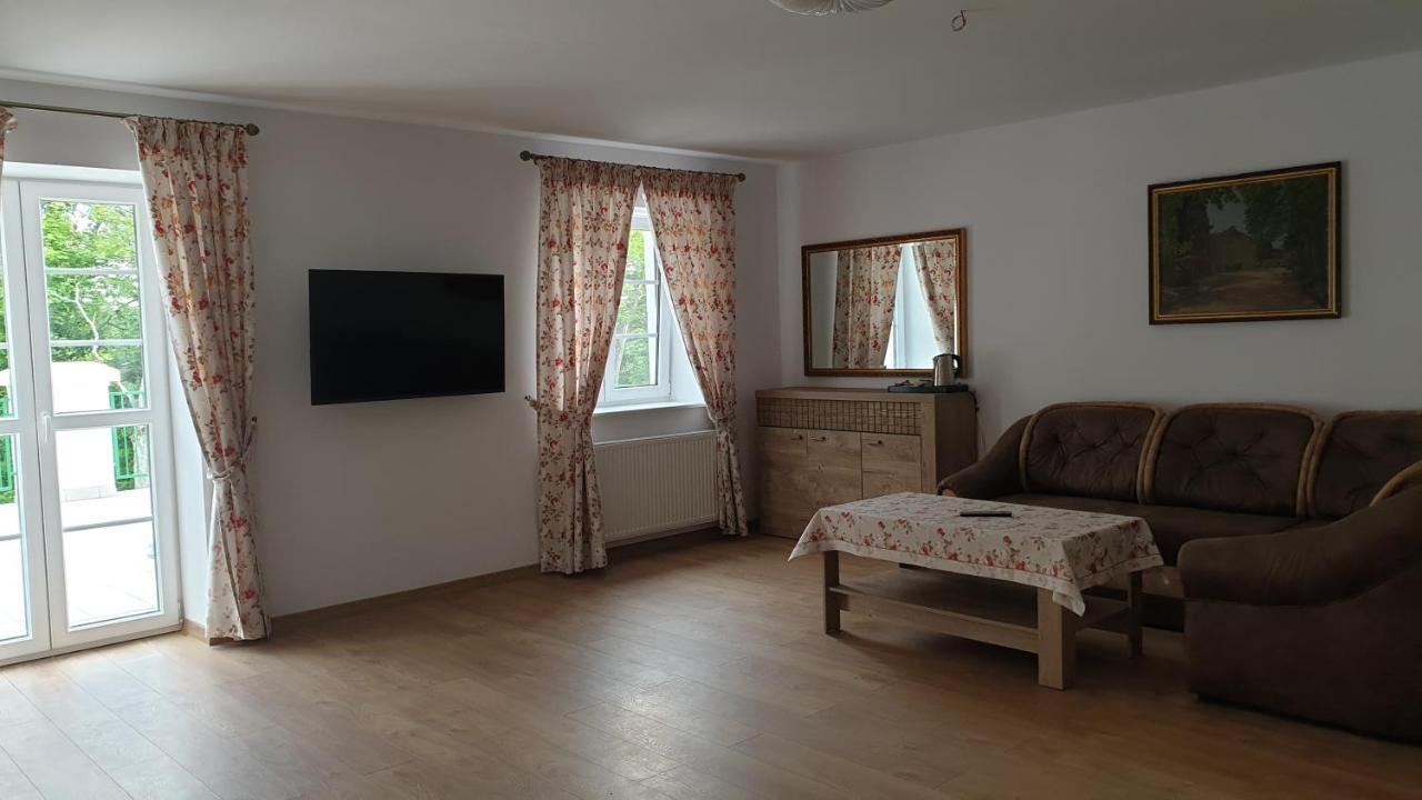 Dwor Nad Jeziorem W Bieniaszach Bed & Breakfast Milakowo Exterior photo